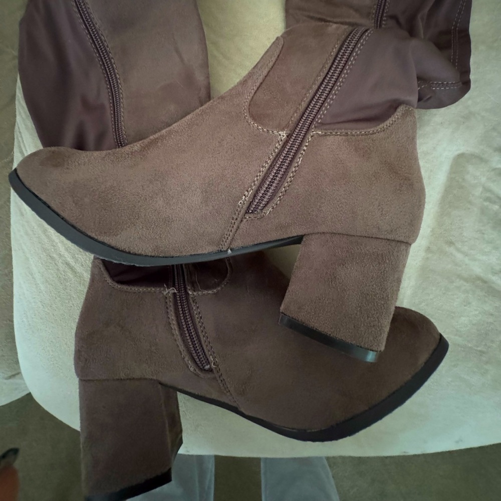 DREAM PAIRS - NWT Women’s Knee High Stretchy Fashion Boots in Khaki and Size 8.5